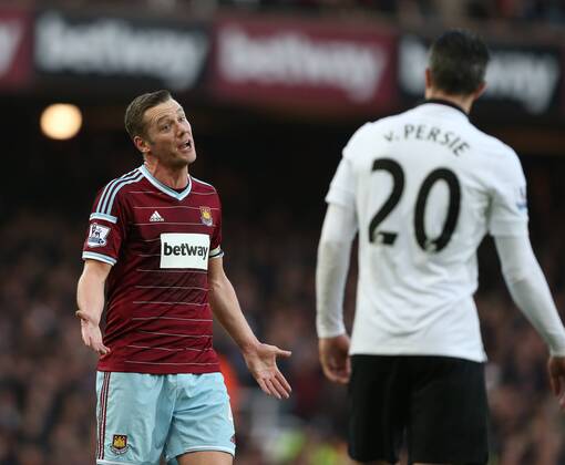 Aktuell Fußball, England, Premier League, West Ham United - Manchester United West Ham s Kevin Nolan accuses Manchester United ManU s Robin Van Persie of an elbow Barclays Premier League- West Ham United vs Manchester United - Upton Park - England - 8th February 2015 - Picture David Klein Sportimage EDITORIAL USE ONLY. No use with unauthorised audio, video, data, fixture lists, club league logos or live services. Online in-match use limited to 120 images, no video emulation. No use in betting, games or single club league player publications.