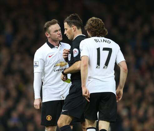 Aktuell Fußball, England, Premier League, West Ham United - Manchester United Manchester United ManU s Wayne Rooney gets booked for arguing with referee Mike Clattenburg Barclays Premier League- West Ham United vs Manchester United - Upton Park - England - 8th February 2015 - Picture David Klein Sportimage EDITORIAL USE ONLY. No use with unauthorised audio, video, data, fixture lists, club league logos or live services. Online in-match use limited to 120 images, no video emulation. No use in betting, games or single club league player publications.