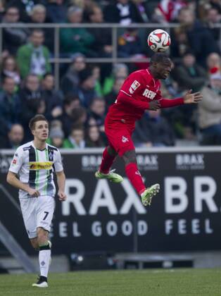 14.02.2015, Mönchengladbach, Deutschland, 1.Fussball Bundesliga - Saison 2014 2015, Borussia Mönchengladbach - 1.FC Köln, Gladbachs Patrick Herrmann gegen Kölns Anthony Ujah