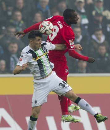 14.02.2015, Mönchengladbach, Deutschland, 1.Fussball Bundesliga - Saison 2014 2015, Borussia Mönchengladbach - 1.FC Köln, Gladbachs Granit Xhaka gegen Kölns ANthony Ujah