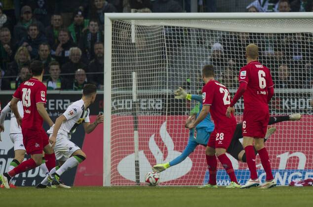 14.02.2015, Mönchengladbach, Deutschland, 1.Fussball Bundesliga - Saison 2014 2015, Borussia Mönchengladbach - 1.FC Köln, Gladbachs Granit Xhaka erzielt gegen Kölns Timo Horn das 1:0