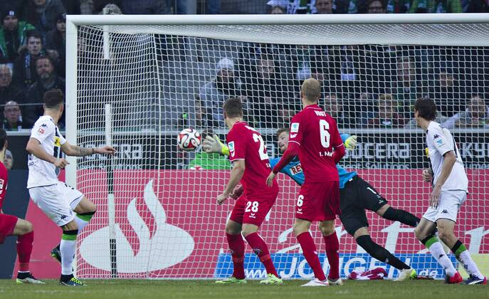 Mönchengladbach, 14.02.2015, Borussia Park Tor zum 1:0 durch Granit Xhaka (BMG) gegen Torwart Timo Horn (Koeln) VfL Borussia Mönchengladbach - 1. FC Köln mm