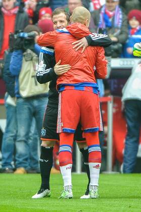 Samstag 14.02.2015, 1. Bundesliga, Saison 2014 2015, 21. Spieltag , FC Bayern Muenchen - Hamburger SV, Hamburg, HSV, Rafael VAN DRR VAART (Hamburger SV) 23 und Arjen ROBBEN (FC Bayern Muenchen) 10 begruessen sich DeFodi09-503-00493