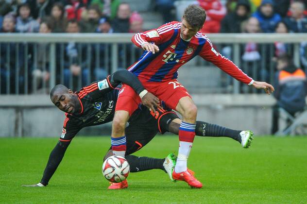 Samstag 14.02.2015, 1. Bundesliga, Saison 2014 2015, 21. Spieltag , FC Bayern Muenchen - Hamburger SV, Hamburg, HSV, im Zweikampf, Aktion, mit von links Johan DJOUROU (Hamburger SV) 5 gegen Thomas MUELLER (FC Bayern Muenchen) 25 DeFodi09-503-00495