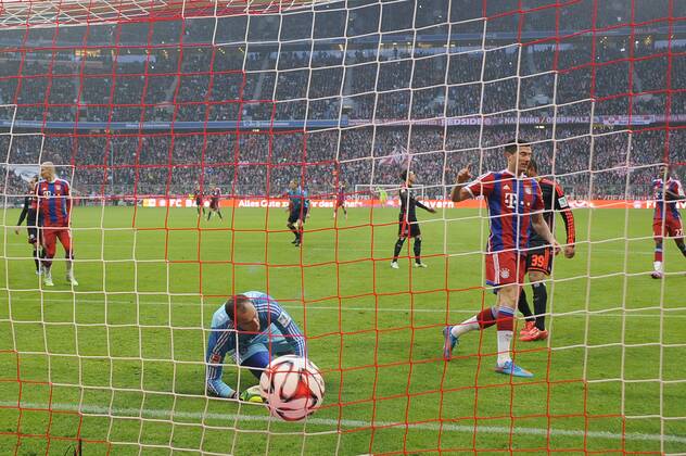 Tor zum 6-0 durch Robert LEWANDOWSKI (Bayern Muenchen) gegen Jaroslav DROBNY (Torwart Hamburger SV),Aktion,Torschuss.Hintertorkamera,Hintertorperspektive, FC Bayern Muenchen (M)-Hamburger SV (HH) 8-0. Fussball,Liga 1,1. Bundesliga,Spieltag21, 21.Spieltag am 14.02.2015. A L L I A N Z A R E N A.
