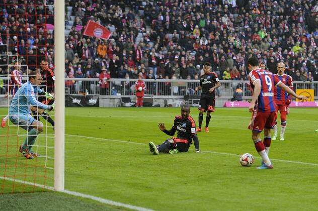 Tor zum 6-0 durch Robert LEWANDOWSKI (Bayern Muenchen,re) gegen Jaroslav DROBNY (Torwart Hamburger SV),Aktion,Torschuss. FC Bayern Muenchen (M)-Hamburger SV (HH) 8-0. Fussball,Liga 1,1. Bundesliga,Spieltag21, 21.Spieltag am 14.02.2015. A L L I A N Z A R E N A.