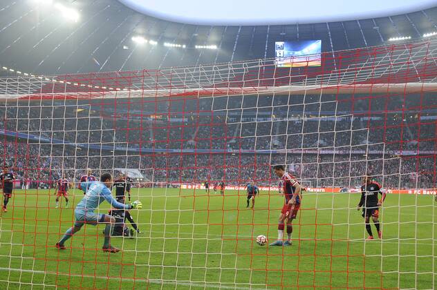 Tor zum 6-0 durch Robert LEWANDOWSKI (Bayern Muenchen) gegen Jaroslav DROBNY (Torwart Hamburger SV),Aktion,Torschuss.Hintertorkamera,Hintertorperspektive, FC Bayern Muenchen (M)-Hamburger SV (HH) 8-0. Fussball,Liga 1,1. Bundesliga,Spieltag21, 21.Spieltag am 14.02.2015. A L L I A N Z A R E N A.