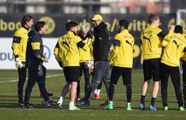 16.02.2015, Fussball, Saison 2014 2015, 1. Bundesliga, Training Borussia Dortmund, Trainer Juergen Klopp, Jürgen Klopp (Borussia Dortmund), mi., mit den Spielern