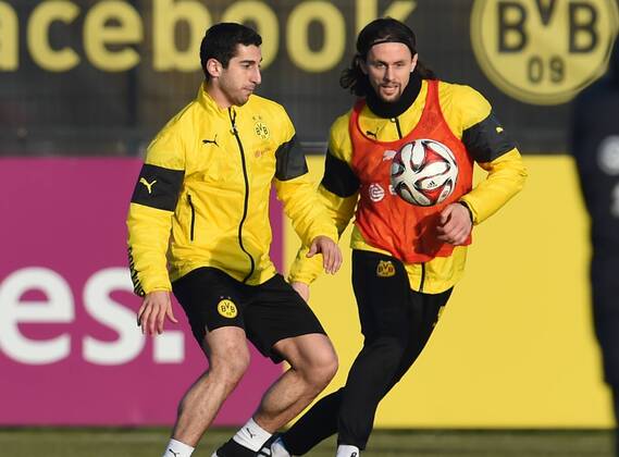 16.02.2015, Fussball, Saison 2014 2015, 1. Bundesliga, Training Borussia Dortmund, Henrikh Mkhitaryan (Borussia Dortmund), li., gegen Neven Subotic (Borussia Dortmund)