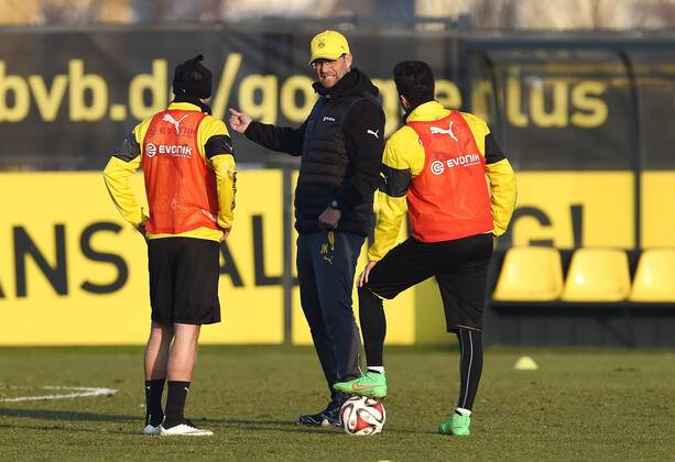 16.02.2015, Fussball, Saison 2014 2015, 1. Bundesliga, Training Borussia Dortmund, Trainer Juergen Klopp, Jürgen Klopp (Borussia Dortmund) mit Marcel Schmelzer (Borussia Dortmund), li., und Nuri Sahin (Borussia Dortmund), re.