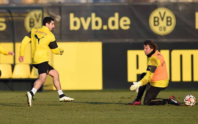 16.02.2015, Fussball, Saison 2014 2015, 1. Bundesliga, Training Borussia Dortmund, Henrikh Mkhitaryan (Borussia Dortmund), li., gegen Torwart Roman Weidenfeller (Borussia Dortmund)