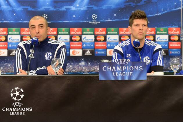 Fußball Champions League Pressekonferenz Schalke 04 am 17.02.2015 in der Veltins-Arena in Gelsenkirchen Roberto Di Matteo ( Trainer Schalke ), links - Klaas-Jan Huntelaar ( Schalke ), rechts