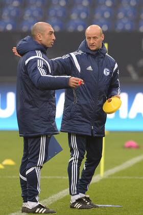 Fußball Champions League Abschlusstraining Schalke 04 am 17.02.2015 in der Veltins-Arena in Gelsenkirchen Roberto Di Matteo ( Trainer Schalke ), links - Attilio Lombardo ( Trainer Schalke ), rechts