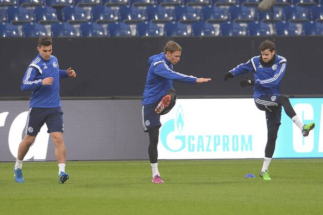 Fußball Champions League Abschlusstraining Schalke 04 am 17.02.2015 in der Veltins-Arena in Gelsenkirchen Kaan Ayhan ( Schalke ), links - Benedikt Höwedes ( Schalke ), mitte - Tranquillo Barnetta ( Schalke ), rechts
