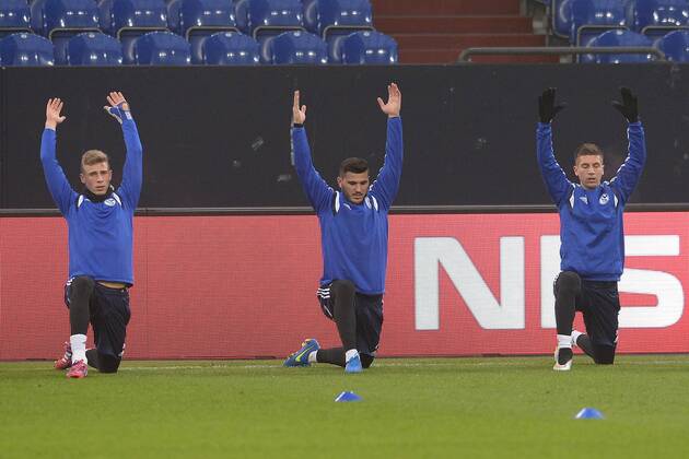 Fußball Champions League Abschlusstraining Schalke 04 am 17.02.2015 in der Veltins-Arena in Gelsenkirchen Marvin Friedrich ( Schalke ), links - Sead Kolasinac ( Schalke ), mitte - Felix Platte ( Schalke ), rechts