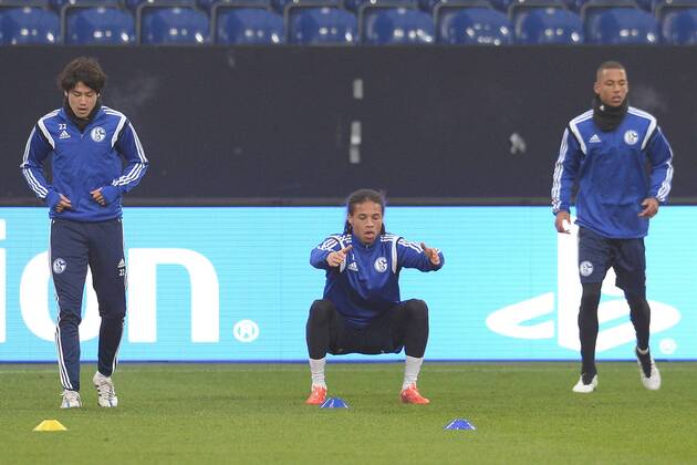 Fußball Champions League Abschlusstraining Schalke 04 am 17.02.2015 in der Veltins-Arena in Gelsenkirchen Atsuto Uchida ( Schalke ), links - Leroy Sane ( Schalke ), rechts