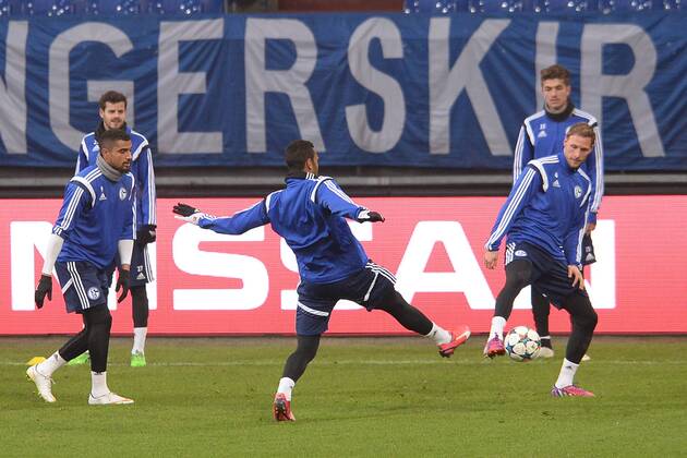 Fußball Champions League Abschlusstraining Schalke 04 am 17.02.2015 in der Veltins-Arena in Gelsenkirchen Kevin-Prince Boateng ( Schalke ), links - Eric Maxim Choupo-Moting ( Schalke ), mitte - Benedikt Höwedes ( Schalke ), rechts