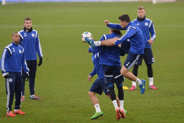 Fußball Champions League Abschlusstraining Schalke 04 am 17.02.2015 in der Veltins-Arena in Gelsenkirchen Kaan Ayhan ( Schalke ), vorne - Leroy Sane ( Schalke ), mitte - Max Meyer ( Schalke ), hinten