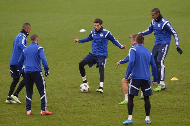 Fußball Champions League Abschlusstraining Schalke 04 am 17.02.2015 in der Veltins-Arena in Gelsenkirchen Leon Goretzka ( Schalke ), mitte spielt den Ball