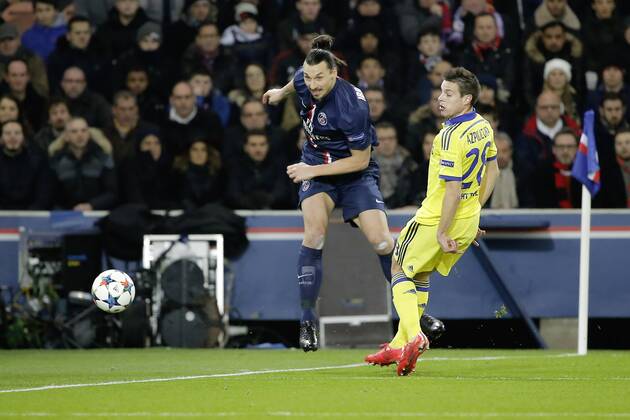 Aktuell Fußball, Champions League, Paris St. Germain - FC Chelsea Zlatan Ibrahimovic (psg), Cesar Azpilicueta (Chelsea) FOOTBALL : Paris Saint Germain vs Chelsea FC - Ligue des Champions UEFA - 17 02 2015 StephaneAllaman Panoramic 