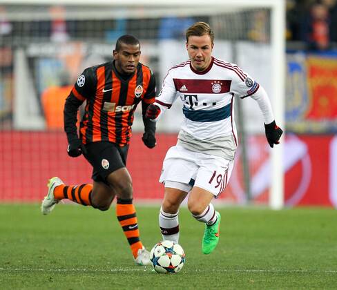 l-r: im Zweikampf, Aktion, mit Fernando 17 (Schachtar Donezk) und Mario Goetze 19 (FC Bayern Muenchen) , Schachtar Donezk vs. FC Bayern Muenchen, Fussball, Champions League, 17.02.2015 EP_ckt