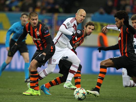 l-r: im Zweikampf, Aktion, mit Yaroslav Rakitsky 44 (Schachtar Donezk), Arjen Robben 10 (FC Bayern Muenchen) und Luiz Adriano 9 (Schachtar Donezk) , Schachtar Donezk vs. FC Bayern Muenchen, Fussball, Champions League, 17.02.2015 EP_ckt