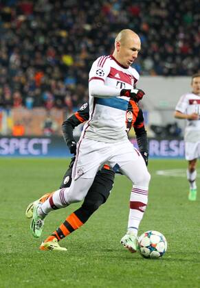 l-r: im Zweikampf, Aktion, mit Arjen Robben 10 (FC Bayern Muenchen) und Taison 28 (Schachtar Donezk) , Schachtar Donezk vs. FC Bayern Muenchen, Fussball, Champions League, 17.02.2015 EP_ckt