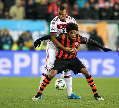 l-r: im Zweikampf, Aktion, mit Jerome Boateng 17 (FC Bayern Muenchen) und Luiz Adriano 9 (Schachtar Donezk) , Schachtar Donezk vs. FC Bayern Muenchen, Fussball, Champions League, 17.02.2015 EP_ckt