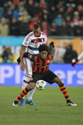 l-r: im Zweikampf, Aktion, mit Jerome Boateng 17 (FC Bayern Muenchen) und Luiz Adriano 9 (Schachtar Donezk) , Schachtar Donezk vs. FC Bayern Muenchen, Fussball, Champions League, 17.02.2015 EP_ckt