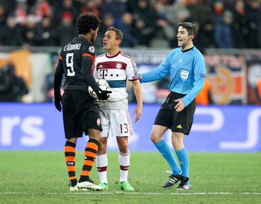 l-r: Diskussion zwischen Luiz Adriano 9 (Schachtar Donezk) und Rafinha 13 (FC Bayern Muenchen), Schiedsrichter Undiano Mallenko , Schachtar Donezk vs. FC Bayern Muenchen, Fussball, Champions League, 17.02.2015 EP_ckt
