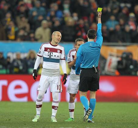 l-r: Arjen Robben 10 (FC Bayern Muenchen), gelbe Karte, Verwarnung, fuer Rafinha 13 (FC Bayern Muenchen) von Schiedsrichter Undiano Mallenko , Schachtar Donezk vs. FC Bayern Muenchen, Fussball, Champions League, 17.02.2015 EP_ckt