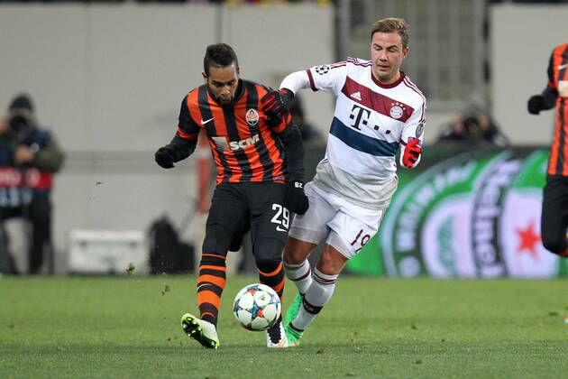 l-r: im Zweikampf, Aktion, mit Alex Teixeira 29 (Schachtar Donezk) und Mario Goetze 19 (FC Bayern Muenchen) , Schachtar Donezk vs. FC Bayern Muenchen, Fussball, Champions League, 17.02.2015 EP_ckt