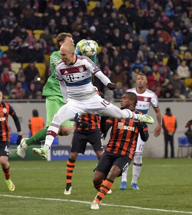 17.02.2015, Fussball Champions-League 2014 2015, Achtelfinale Hinspiel in Lwiw (Ukraine), Schachtar Donezk - FC Bayern München, v.li: Andriy Pyatov (Donezk) gegen Arjen Robben (Bayern München). 