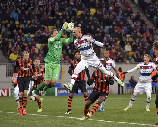 17.02.2015, Fussball Champions-League 2014 2015, Achtelfinale Hinspiel in Lwiw (Ukraine), Schachtar Donezk - FC Bayern München, v.li: Andriy Pyatov (Donezk) gegen Arjen Robben (Bayern München). 