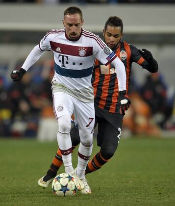 17.02.2015, Fussball Champions-League 2014 2015, Achtelfinale Hinspiel in Lwiw (Ukraine), Schachtar Donezk - FC Bayern München, von links: Franck Ribery (München) gegen Alex Teixeira (Donezk). 