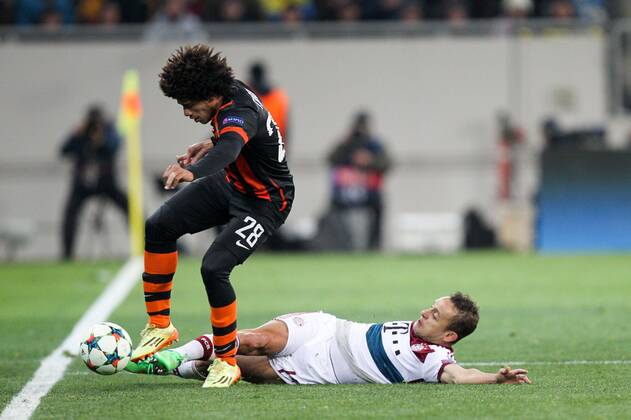 l-r: im Zweikampf, Aktion, mit Taison 28 (Schachtar Donezk) und Rafinha 13 (FC Bayern Muenchen) , Schachtar Donezk vs. FC Bayern Muenchen, Fussball, Champions League, 17.02.2015 EP_ckt