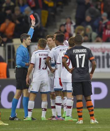 17.02.2015, Fussball Champions-League 2014 2015, Achtelfinale Hinspiel in Lwiw (Ukraine), Schachtar Donezk - FC Bayern München, Gelb-Rote Karte für Xabi Alonso (3.v.li, Bayern München) von Schiedsrichter Undiano Mallenco (li, Spanien). 