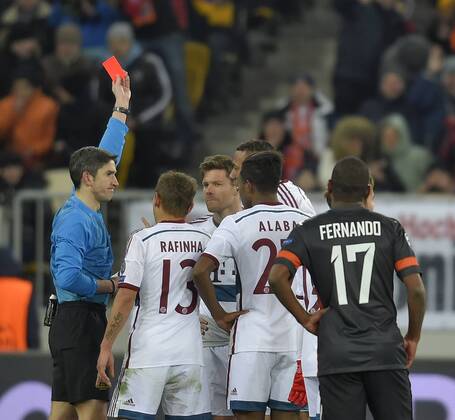 17.02.2015, Fussball Champions-League 2014 2015, Achtelfinale Hinspiel in Lwiw (Ukraine), Schachtar Donezk - FC Bayern München, Gelb-Rote Karte für Xabi Alonso (3.v.li, Bayern München) von Schiedsrichter Undiano Mallenco (li, Spanien). 