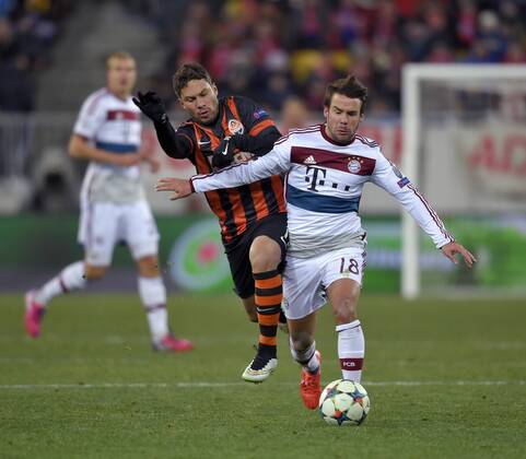 17.02.2015, Fussball Champions-League 2014 2015, Achtelfinale Hinspiel in Lwiw (Ukraine), Schachtar Donezk - FC Bayern München, v.li: Marlos (Donezk) gegen Juan Bernat (Bayern). 