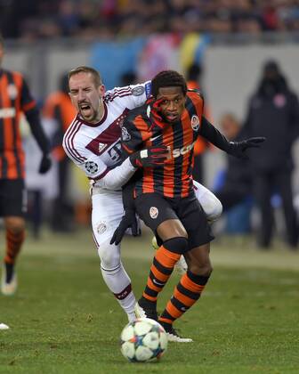 17.02.2015, Fussball Champions-League 2014 2015, Achtelfinale Hinspiel in Lwiw (Ukraine), Schachtar Donezk - FC Bayern München, v.li: Franck Ribery (München) gegen Fred (Donezk). 