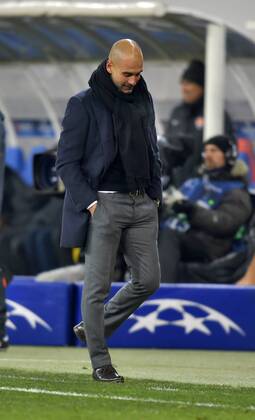 17.02.2015, Fussball Champions-League 2014 2015, Achtelfinale Hinspiel in Lwiw (Ukraine), Schachtar Donezk - FC Bayern München, Trainer Pep Guardiola (Bayern München) kann nicht mehr hinschauen. 