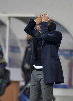 17.02.2015, Fussball Champions-League 2014 2015, Achtelfinale Hinspiel in Lwiw (Ukraine), Schachtar Donezk - FC Bayern München, Trainer Pep Guardiola (Bayern München) kann nicht mehr hinschauen. 
