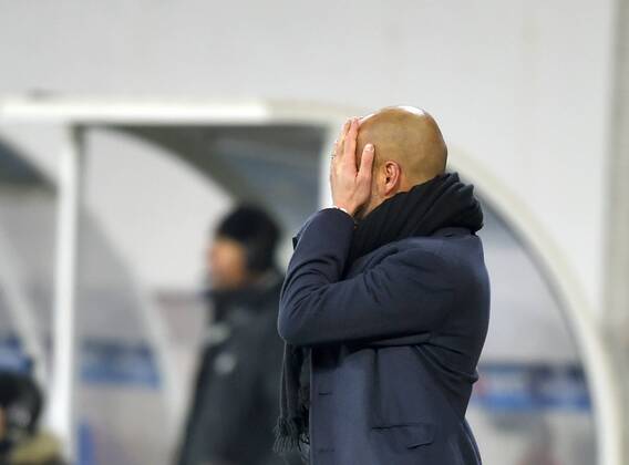 17.02.2015, Fussball Champions-League 2014 2015, Achtelfinale Hinspiel in Lwiw (Ukraine), Schachtar Donezk - FC Bayern München, Trainer Pep Guardiola (Bayern München) kann nicht mehr hinschauen. 