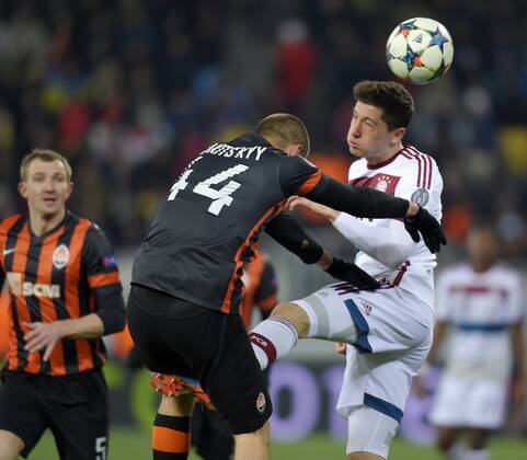 17.02.2015, Fussball Champions-League 2014 2015, Achtelfinale Hinspiel in Lwiw (Ukraine), Schachtar Donezk - FC Bayern München, v.li: Yaroslav Rakitsky (Donezk) gegen Robert Lewandowski (Bayern München). 
