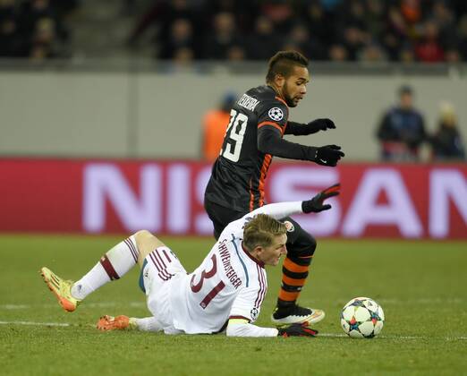 17.02.2015, Fussball Champions-League 2014 2015, Achtelfinale Hinspiel in Lwiw (Ukraine), Schachtar Donezk - FC Bayern München, v.li: Bastian Schweinsteiger (München) gegen Alex Teixeira (Donezk). 