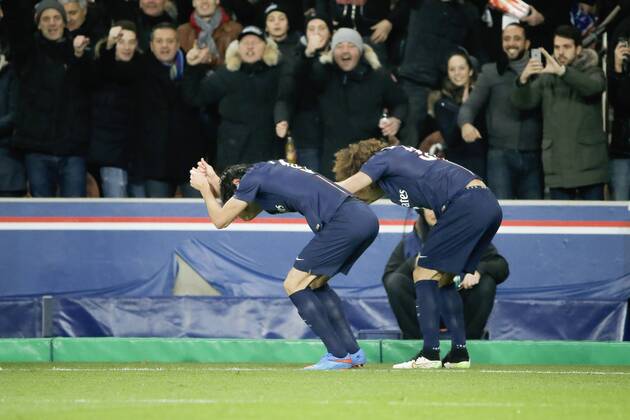Aktuell Fußball, Champions League, Paris St. Germain - FC Chelsea David Luiz Moreira Marinho (psg) et Edinson Roberto Paulo Cavani Gomez (psg) (El Matador) (El Botija) (Florestan) joie moulinette suite au but de Edinson Roberto Paulo Cavani Gomez (psg) (El Matador) (El Botija) (Florestan) FOOTBALL : Paris Saint Germain vs Chelsea FC - Ligue des Champions UEFA - 17 02 2015 StephaneAllaman Panoramic 