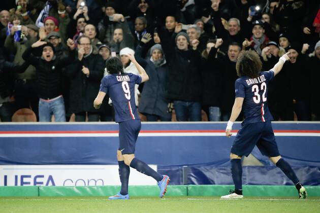 Aktuell Fußball, Champions League, Paris St. Germain - FC Chelsea Edinson Roberto Paulo Cavani Gomez (psg) (El Matador) (El Botija) (Florestan) et David Luiz Moreira Marinho (psg) joie, saluent le public FOOTBALL : Paris Saint Germain vs Chelsea FC - Ligue des Champions UEFA - 17 02 2015 StephaneAllaman Panoramic 