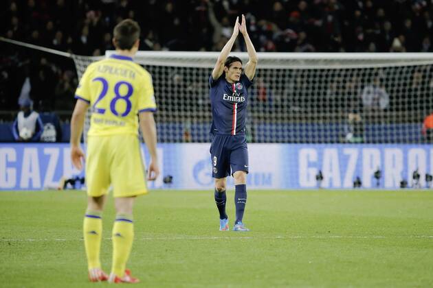 Aktuell Fußball, Champions League, Paris St. Germain - FC Chelsea Edinson Roberto Paulo Cavani Gomez (psg) (El Matador) (El Botija) (Florestan), salue les supporters avant remise en jeu FOOTBALL : Paris Saint Germain vs Chelsea FC - Ligue des Champions UEFA - 17 02 2015 StephaneAllaman Panoramic 