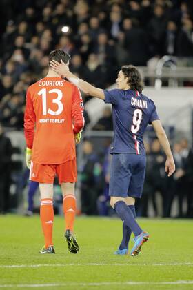 Aktuell Fußball, Champions League, Paris St. Germain - FC Chelsea Edinson Roberto Paulo Cavani Gomez (psg) (El Matador) (El Botija) (Florestan) et Thibaut Courtois (Chelsea) echange amical sportif FOOTBALL : Paris Saint Germain vs Chelsea FC - Ligue des Champions UEFA - 17 02 2015 StephaneAllaman Panoramic 