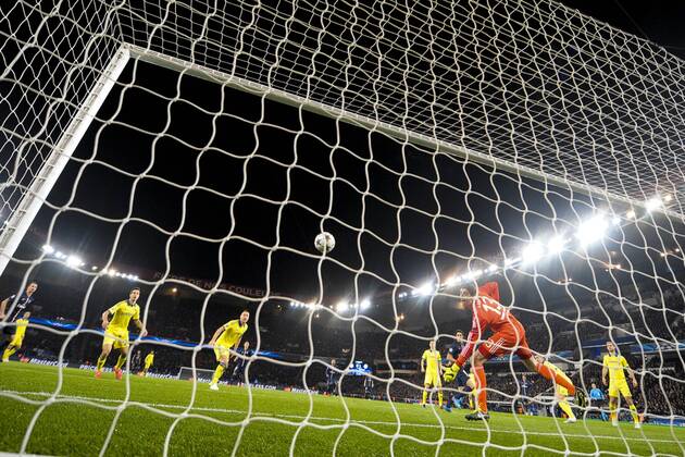 but de Edinson Cavani (PSG) FOOTBALL : PSG vs Chelsea - League des Champions - 17 02 2015 JBAutissier Panoramic 